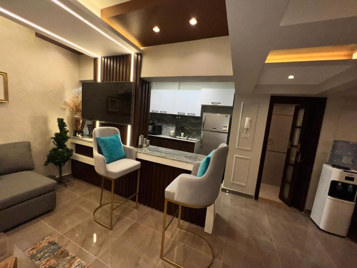 Luxury Flat With Garden And Private Entrance شقة فاخرة بحديقة و مدخل خاص カイロ エクステリア 写真